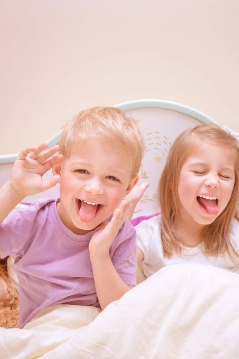 kids shared bedroom boy and girl-Happy kids make faces