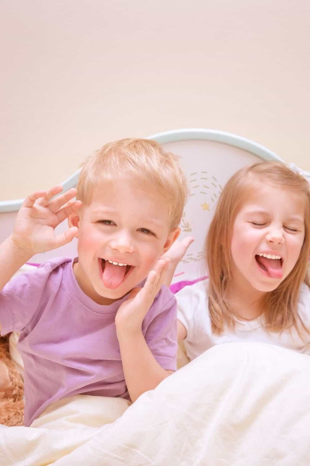 kids shared bedroom boy and girl-Happy kids make faces